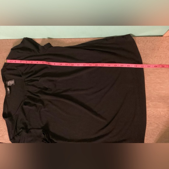 East 5th Black Keyhole Top Size Medium - Picture 8 of 9